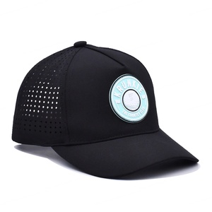 Sombrero de rendimiento perforado con agujero de corte láser negro de 5 paneles con logotipo de PVC de goma personalizado para hombre, gorra de béisbol deportiva impermeable resistente a los rayos UV - Product Image 3