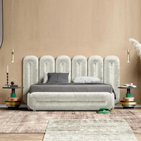Lit de luxe Art Modern King Cadre en bois massif Pieds en métal Meubles de chambre à coucher en velours bleu vert rouge