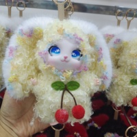 Porte-clés en peluche de lapin de dessin animé à poils bouclés, doux et léger, avec de grandes oreilles et pendentif de sac en dentelle