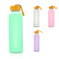 Cangkir perjalanan 550 ML dengan penutup silikon anti-selip dan tutup bambu desain baru botol kaca air kaca silikon bebas BPA
