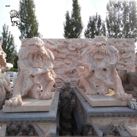 Grande sculpture décorative en pierre naturelle pour l'extérieur Sculpture d'animaux de jardin Statues de lion en marbre grandeur nature à vendre
