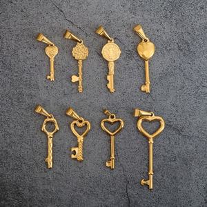 Nuevos Diseños 2025: Llaveros Hipoalergénicos de Acero Inoxidable que No se Deslustran y Pequeños Colgantes y Dijes de Moda con PVD Dorado al por Mayor - Product Image 1