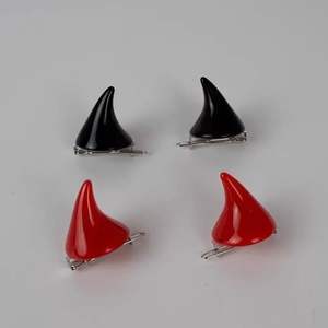 قرن شيطان الهالوين الأحمر أكريليك تأثيري مشبك للنساء زي الحزب والتصميم القوطي - Product Image 3