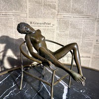 Sculpture d'art créative en bronze de style européen, représentant une femme sexy allongée sur un chaise longue en métal, couleur personnalisable pour utilisation en extérieur dans un jardin.