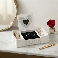 Cajas de Regalo Rígidas de Lujo Personalizadas con Cierre de Corazón, Cajas de Embalaje de Papel Rojo con Logotipo Impreso Personalizado al por Mayor