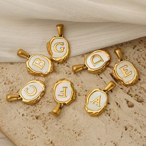 Colgante de Concha Barroca con Inicial |   Dijes de Letras del Alfabeto de Acero Inoxidable Chapados en Oro PVD de 18K |   Impermeable, Hipoalergénico y Duradero - Product Image 3