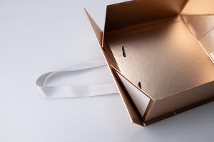 Boîte cadeau en carton à aimant pliable doré, impression personnalisée de grande taille pour cosmétiques - Product Image 6