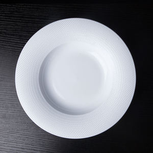 Elegante Plato Hondo Redondo de Cerámica Blanca con Diseño de Cuadrícula y Borde Ancho para Sopa o Cena - Product Image 1