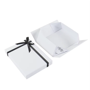 Caja de Regalo de Cartón Rígido con Forro de Esponja Blanca Gigante Personalizada para Zapatos y Tacones de Mujer con Cierre Magnético y Logotipo Estampado en Caliente - Product Image 2