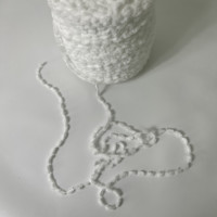 Fil à broder 1,4 Nm/1 100 % polyester, couleur blanc brut, fil chenille fantaisie avec espacement de 2 mm pour le tricot
