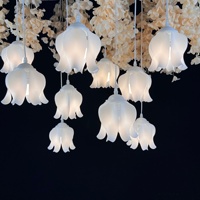 Long lustre suspendu en tissu plastique pour plafond de mariage Guirlande lumineuse décorative à fleurs de lys