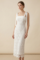 Robe midi élégante blanche en crochet brodé à col carré, coupe trapèze, avec bretelles à nouer, idéale pour le printemps, la plage, les mariages et les soirées
