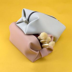 Pochette cosmétique en silicone durable pour femmes, logo personnalisé, résistante à l'eau, portable, idéale pour les voyages et l'usage quotidien - Product Image 5