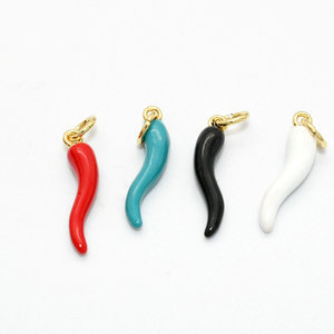 Colgante de cobre chapado en oro con esmalte arcoíris en forma de chile para mujer y niña - Product Image 2