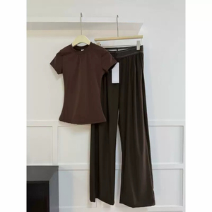 Set Yoga Estivo da Donna di Marca di Lusso Personalizzato AIL, Maniche Corte e Pantaloni a Gamba Larga, Traspirante e Confortevole - Product Image 3