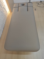 Table de massage électrique design moderne avec cadre en bois et éponge haute densité pour salon de beauté et spa