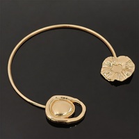Boucle de collier dorée avec perles décoratives à motifs floraux et feuilles, en métal plaqué durable