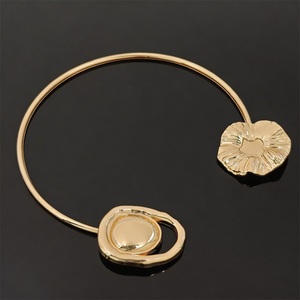 Conector de Hebilla Floral Dorado con Diseño de Hoja, Metalizado y Duradero - Product Image 1