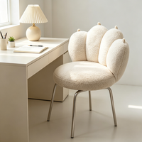Fauteuil de salon ergonomique inclinable moderne en tissu Teddy crème moelleux, avec dossier en forme de patte de chat et détails griffes de chat, en bois