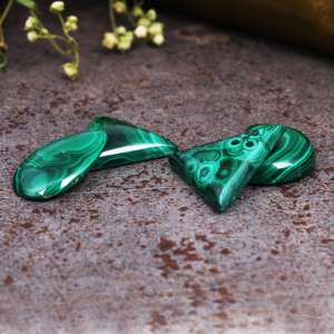 Malachite verte naturelle, cabochon taillé en triangle, pierre précieuse semi-précieuse polie du Rajasthan pour la fabrication de bijoux - Product Image 2