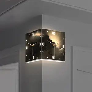 ساعة زاوية مربعة ثلاثية الأبعاد بإضاءة ليد لغرفة المعيشة ساعة حديد ثنائية الجانب بتصميم مجرد رقمية معلقة مزدوجة الجانب