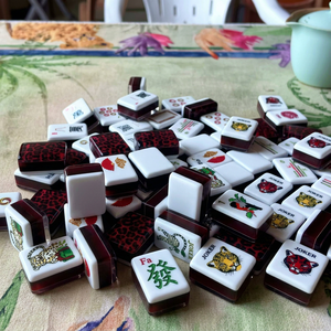 Tuiles de mahjong personnalisées imprimées, jeu de mahjong en verre, pièces de jeu colorées pour le divertissement familial et les cadeaux - Product Image 1