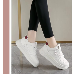Chaussures de course <span class=keywords><strong>blanches</strong></span> haute définition pour femmes confortables en cuir plat décontracté <span class=keywords><strong>Tennis</strong></span> Van vente en gros de chaussures de petite taille à la mode - Product Image 1