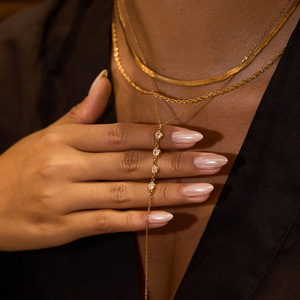 Collier Pendentif Tendance en Acier Inoxydable Plaqué Or 18K avec Zircon Blanc, Chaîne en Y, Design Géométrique et Sertissage Multi-Étages - Product Image 3