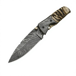 Couteau pliant artisanal en acier Damas de qualité industrielle avec manche en corne de bélier et étui en cuir pour le camping en plein air - Product Image 1