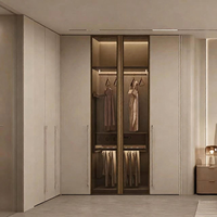 Dressing sur mesure moderne et minimaliste avec portes vitrées et éclairage LED, système de rangement de luxe pour chambre parentale