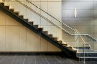 Escalier en tube carré métallique moderne et durable, personnalisé, avec surface antidérapante, garde-corps en verre pour une utilisation en intérieur, hôtel, appartement