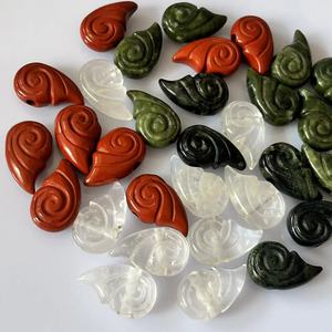 Venta al por mayor de colgantes Koru de piedra natural con agujero grande, cuentas espirales maoríes en jaspe rojo, <span class=keywords><strong>cuarzo</strong></span> transparente y jaspe Kambaba para la fabricación de joyas. - Product Image 1