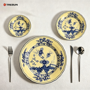 Assiettes en porcelaine fine beige, personnalisables (couleur et logo), décorations florales, service de vaisselle en céramique, assiettes de présentation pour événements (mariages et fêtes), location et décoration - Product Image 3