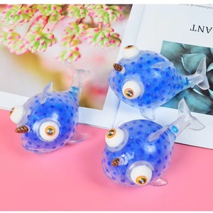 Juguete Blandito de Pez Linterna con Ojos Grandes, TPR Transparente con Cuentas de Agua en el Interior, Juguete Antiestrés para Apretar - Product Image 4