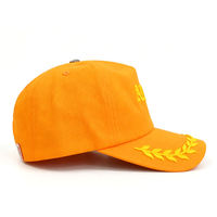 Op maat gemaakte oranje gotische pet met lage minimale bestelhoeveelheid (MOQ), OEM, ODM, laurierblaadjes, geborduurde gele tekst, baseballcap, gestructureerd, 5 panelen
