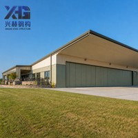 Hangar préfabriqué en structure métallique pour club de planeurs motorisés, bâtiment métallique pour aérodrome sur herbe avec porte pliante large
