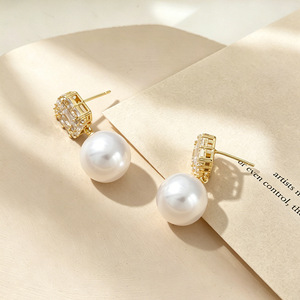Boucles d'oreilles clous en zircon et perle, monture griffe en or 14 carats, design cube géométrique, bijoux de mode pour femme - Product Image 1