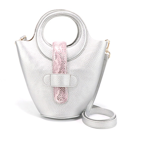 Sac seau à poignée anneau en cuir PU argenté métallisé, personnalisable avec logo, très tendance, sac à bandoulière pour femme - Product Image 2