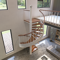 Escalier en colimaçon vertical en acier et bois avec poteaux et mur de soutènement, marches en bois massif et main courante en PVC pour villa de luxe
