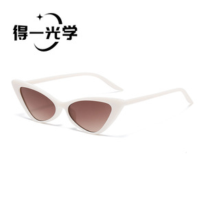 แว่นกันแดดทรงสามเหลี่ยม De Yi Optics สำหรับผู้หญิง กรอบสีขาว เลนส์ PC ป้องกันรังสียูวี 400 - Product Image 1