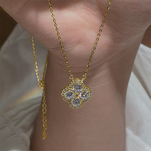 จี้เพชรโมอิสซาไนต์ VVS1 สี D รับรองโดย GRA รูปทรงใบโคลเวอร์สี่แฉก ตัวเรือนทองแดงแท้ ชุบทอง 14K สำหรับผู้หญิง - Product Image 3