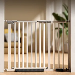 Gerbang bayi sederhana dapat ditarik untuk pintu atau tangga dalam ruangan pelindung keselamatan hewan peliharaan untuk anjing kucing