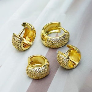 Pendientes de Aro Huggie Chapados en Oro para Mujer, con Cristales de Imitación y Micro Pavé, Joyería de Aleación, Estilo Fiesta, de Moda - Product Image 1