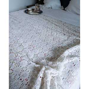 Cubrecama de Ganchillo Blanco Moderno Hecho a Mano por Robcultura, Personalizable en Tamaños Individual, Matrimonial, Queen y King, con Diseño Liso para Dormitorio - Product Image 2