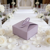 Boîtes en papier kraft plates sur mesure en violet romantique avec poignées découpées, conçues pour l'emballage de petits cadeaux tels que des bijoux