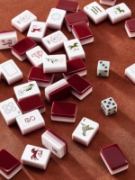 Set Mahjong Akrilik Bergaris Merah yang Stylish, Desain Ikon Kreatif Ubin Mahjong Amerika untuk Permainan Meja Santai di Rumah