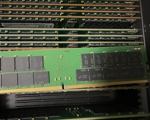 Module de mémoire serveur MTA36ASF8G72PZ-3G2E1U1 64 Go 2RX4 DDR4-3200 ECC (RDIMM) PC4-25600R Dual Rank X4 en stock - Product Image 4