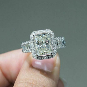 Anello con Accenti in Cristallo per Donne, Accessorio Minimalista ed Elegante per Uso Quotidiano - Product Image 2