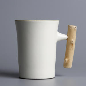 Tasse à café en céramique de porcelaine japonaise avec poignée en bois pour usage domestique, vente en gros disponible - Product Image 3