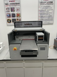 Vente flash Imprimante <span class=keywords><strong>à</strong></span> plat DTF A3 30 x 50 CMYKW Vernis I1600 I3200 2400 dpi pour coque <span class=keywords><strong>de</strong></span> téléphone, logo, <span class=keywords><strong>carte</strong></span> <span class=keywords><strong>à</strong></span> <span class=keywords><strong>jouer</strong></span>, matériau A B - Product Image 4